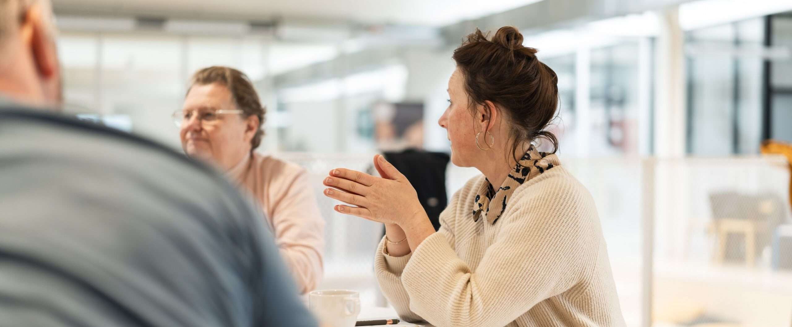 Saartje tijdens een gesprek